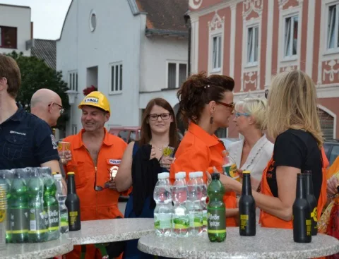 Gäste an einem Stehtisch mit Getränken