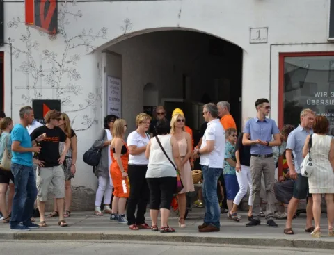 Besucher vor dem Torbogen des Hauses