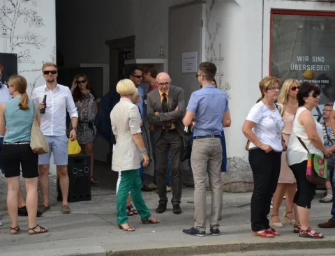 Gäste in der Straße im Gespräch