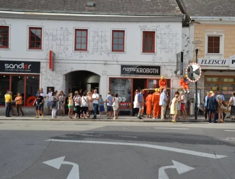 Die Straße mit dem Geschäft und Besuchern von weitem
