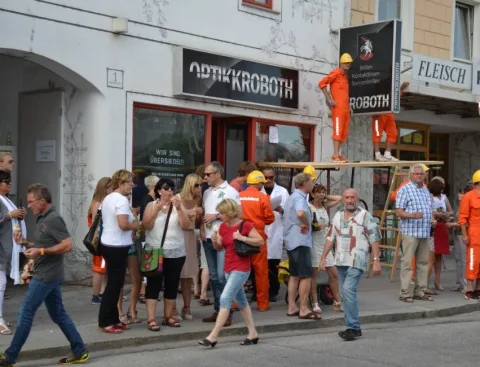 Besucher gehen die Straße entlang