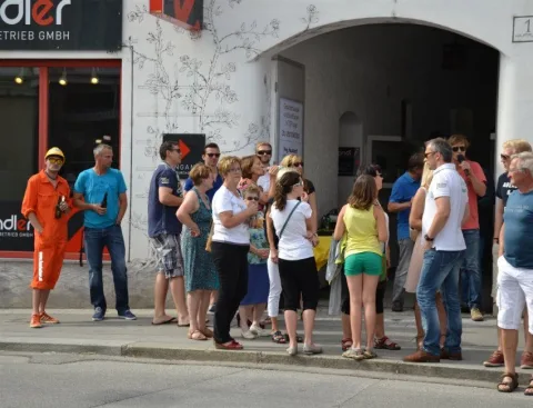 Besucher unter dem Torbogen