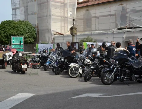 Eine Reihe geparkter Motorräder