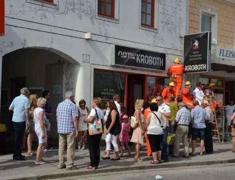Besucher vor dem Geschäft unter dem Torbogen