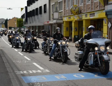Ein Korso von Motorrädern fährt durch die Ortsdurchfahrt