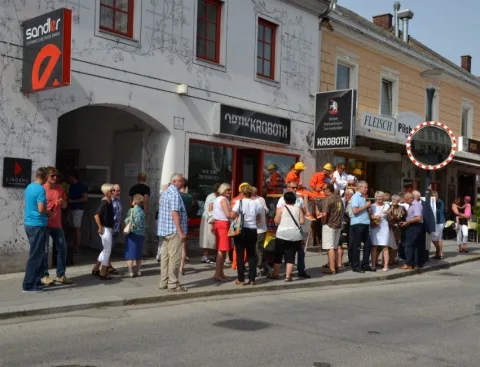 Besucher säumen die Straße vor dem Geschäft