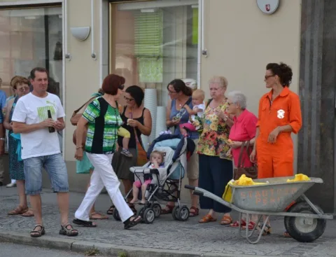 Gäste mit einer Schubkarre voller Getränke