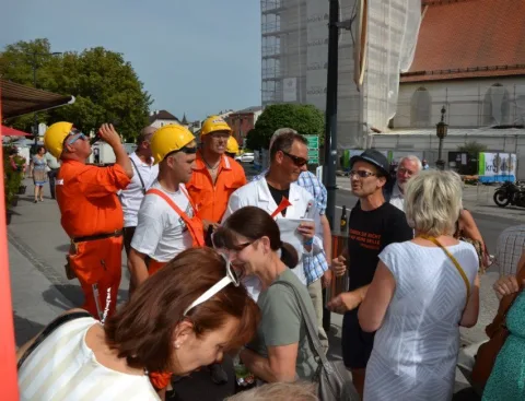 Helfer und Gäste in der Menge