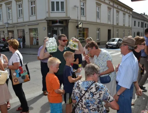 Besucher auf der Straße, ein Kind im orangen Shirt