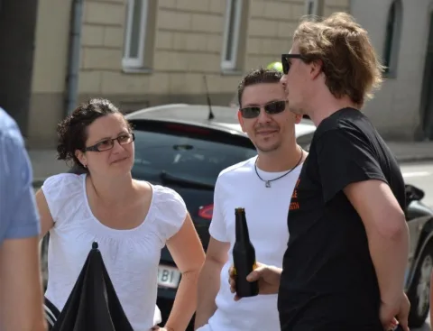 Drei Gäste mit Getränken