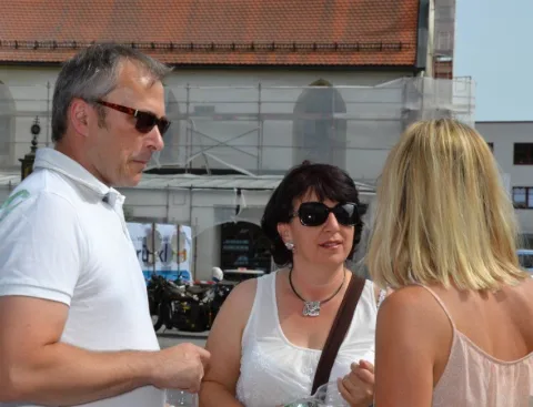 Drei Gäste im Gespräch