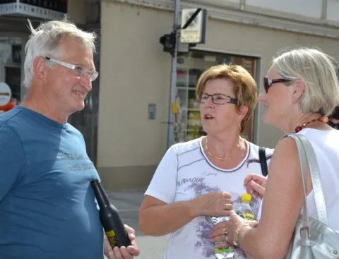 Vier Gäste mit Getränken