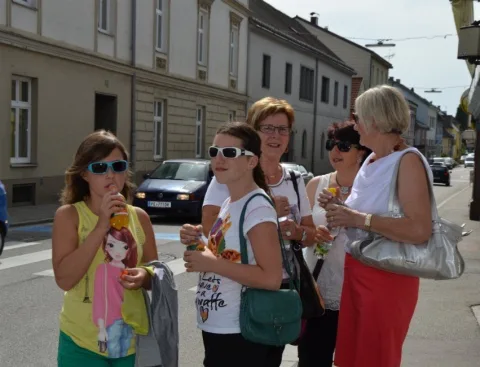Gäste mit Getränken auf der Straße