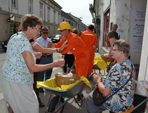 Ein Helfer schenkt aus einer Schubkarre aus