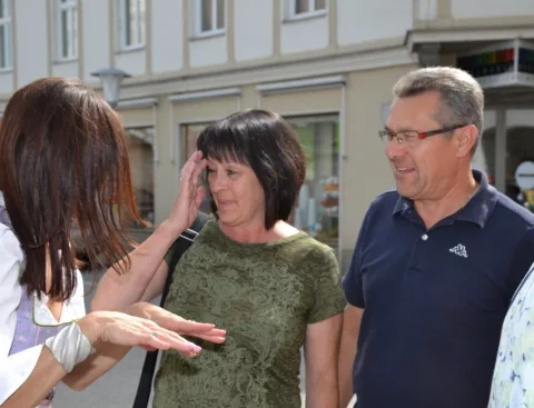 Zwei Gäste im Gespräch