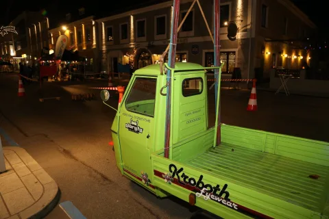 Der grüne Kleintransporter mit Kroboth-Beschriftung bei Nacht