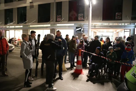 Besucher auf der Straße bei Nacht