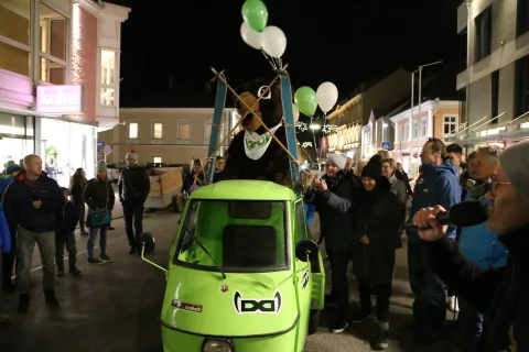Der Kleintransporter mit Luftballons, dahinter Besucher