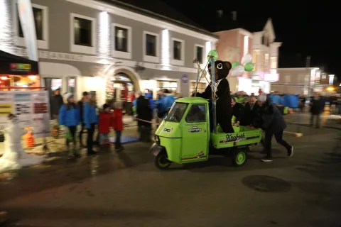 Der Kleintransporter auf der Straße, Kinder in blauen Jacken daneben