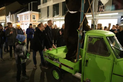 Der Kleintransporter an einem Kran hängend