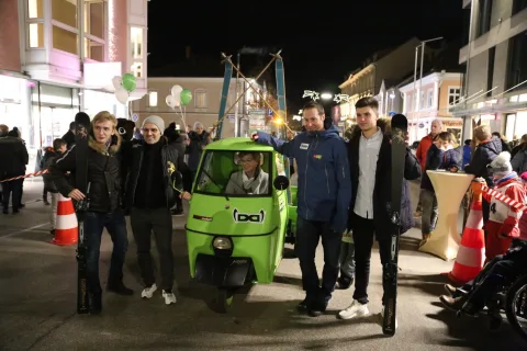 Drei Personen neben dem Kleintransporter
