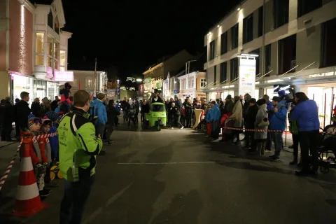 Die abgesperrte Straße mit Besuchern
