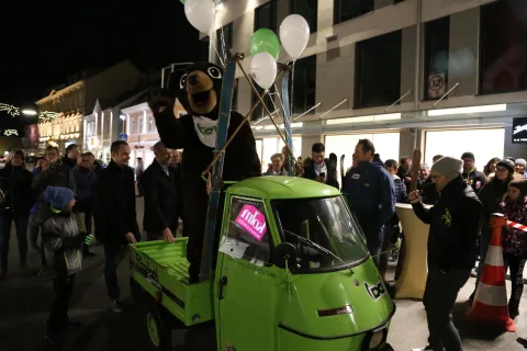 Ein Mann mit Luftballons am Kleintransporter