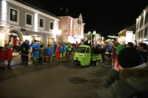 Besucher entlang der Absperrung