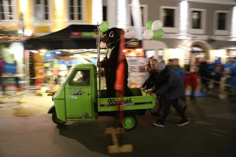 Der Kleintransporter auf einer Rampe, Kinder ziehen daran
