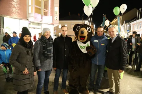 Vier Personen mit dem Bärenmaskottchen