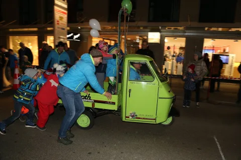 Kinder schieben den Kleintransporter