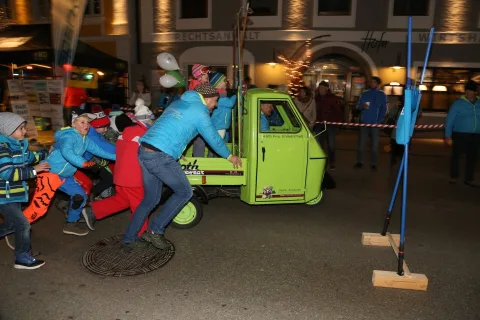 Zwei Personen schieben den Kleintransporter
