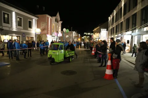 Blick die Straße entlang mit Besuchern und Absperrung