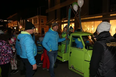 Besucher am Kleintransporter