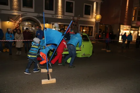 Kinder am Kleintransporter auf der Straße
