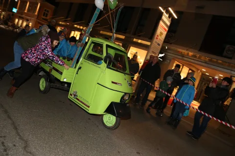 Ein Kind schiebt den Kleintransporter