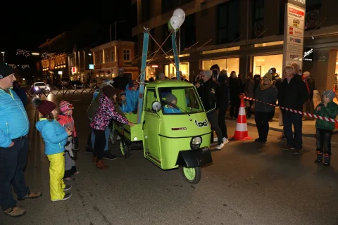 Kinder und Besucher am Kleintransporter