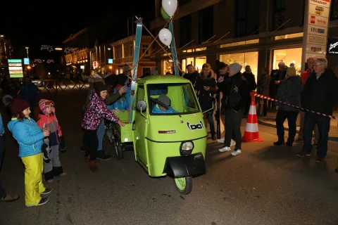 Kinder neben dem grünen Kleintransporter