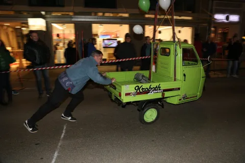 Eine Person schiebt den Kleintransporter