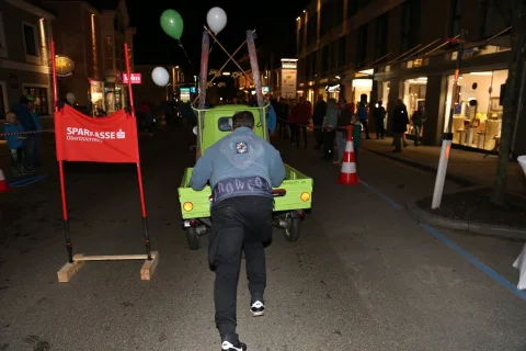 Der Kleintransporter mit Luftballons vor einer roten Fahne