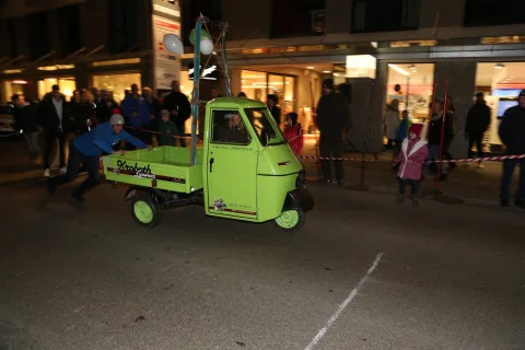 Der Kleintransporter auf der abgesperrten Straße