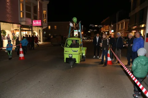 Der Kleintransporter bei Nacht, dahinter Besucher
