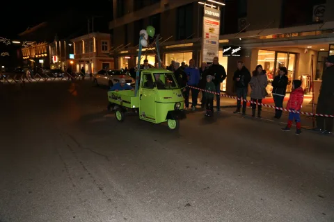 Blick die Straße entlang, der Kleintransporter in der Mitte