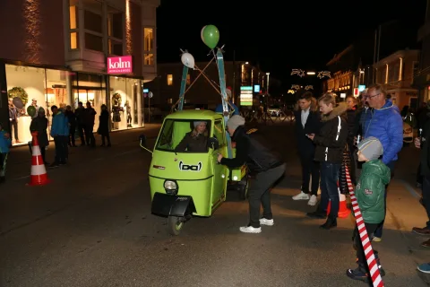 Besucher am Kleintransporter
