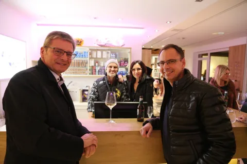 Vier Gäste an der Theke