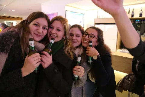 Vier junge Gäste mit Flaschen
