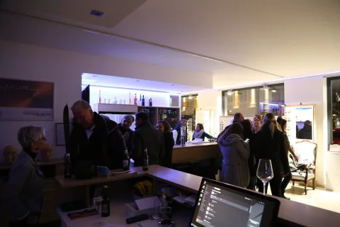 Gäste an der Theke im Verkaufsraum
