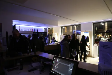 Blick in den Verkaufsraum mit Bar