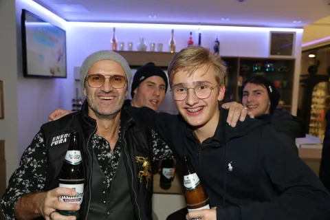 Vier Gäste mit Flaschen