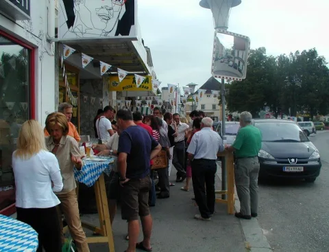 Besucher zwischen den Tischen auf der Straße